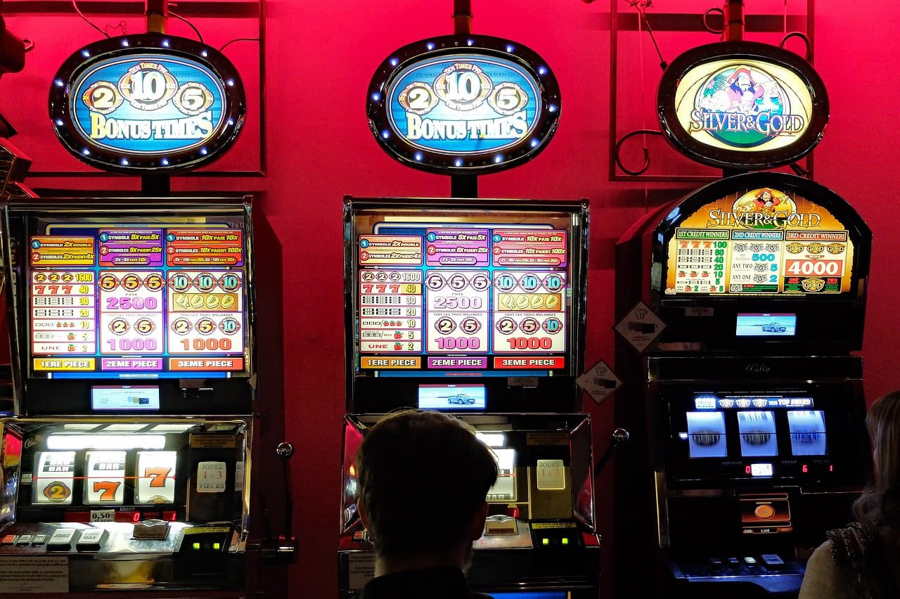 Studio dealer langsung Kode Alam dengan meja HD dan kamera multi-sudut di game 777