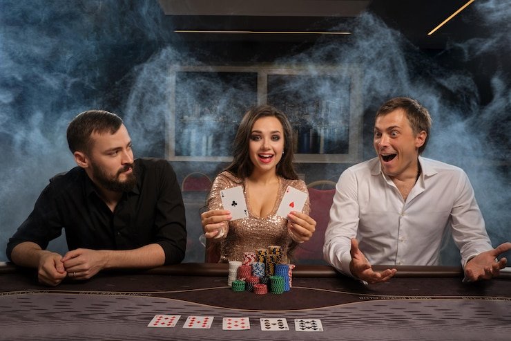 Meja blackjack Kode Alam dengan dealer profesional dan antarmuka taruhan interaktif